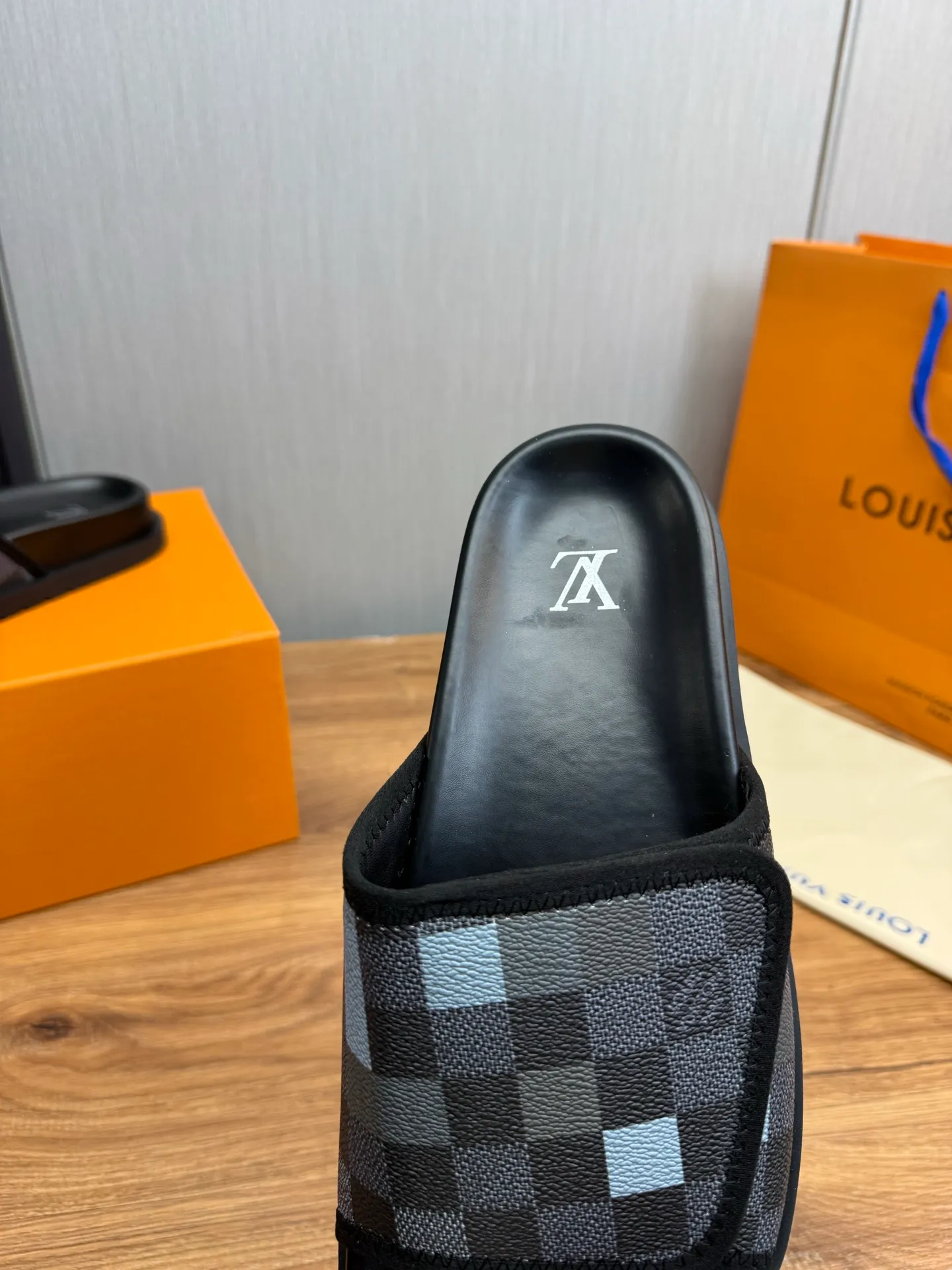 Men's shoes 💰340💰 ▪️LV's popular Little Red Book popular slippers hot sale: 1 shipment✅ Super textured and comfortable slippers, original TPU outsole. Authentic counter box drawer box packaging 🎁Size 38-45